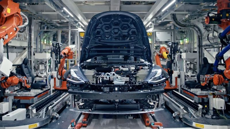 Tesla пообещала быстрее вывести на рынок новые модели электромобилей, но они будут не такими дешёвыми