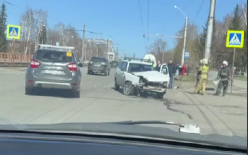 В Барнауле на улице Малахова произошло жесткое ДТП с участием двух легковушек