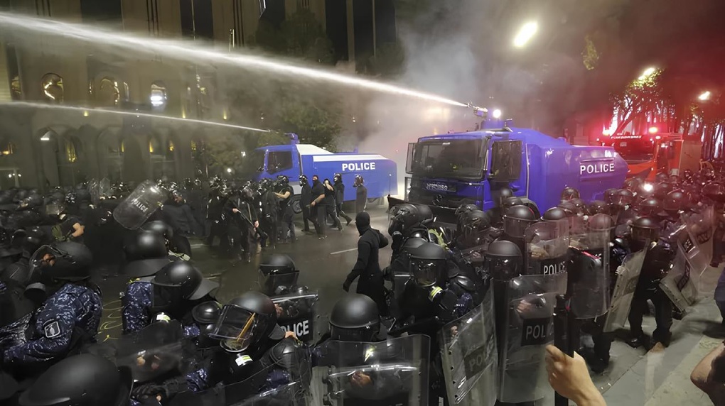 В Грузии митингующие против закона об иноагентах подрались с полицией. И еще 10 главных новостей ночи