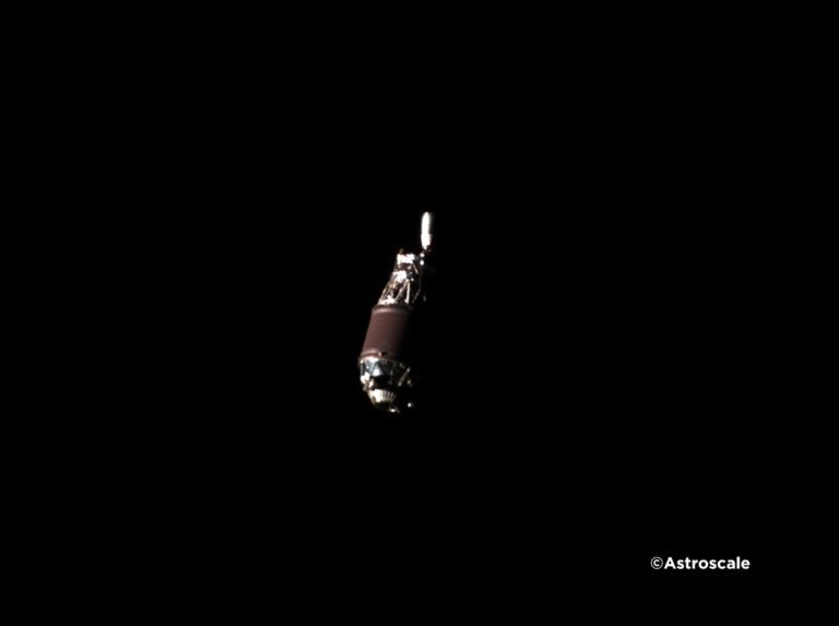 Спутник впервые приблизился к космическому мусору на несколько сотен метров и сделал фото