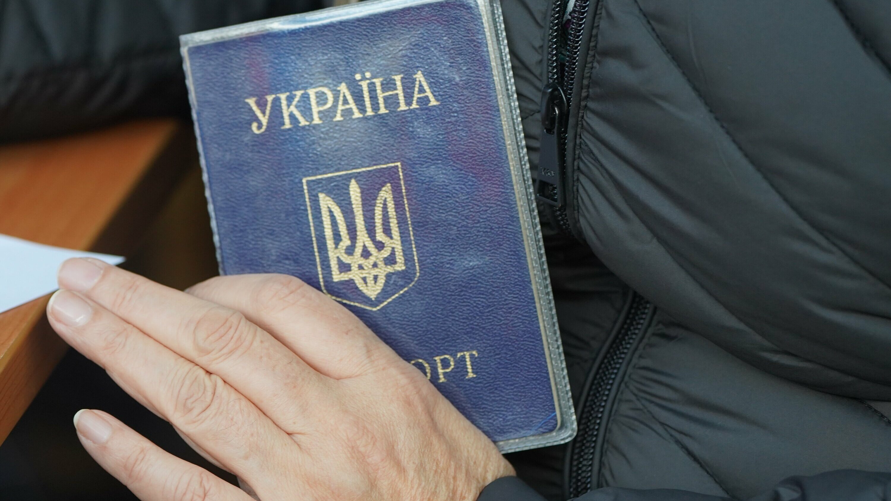 Украинцам перестали выдавать загранпаспорта за рубежом