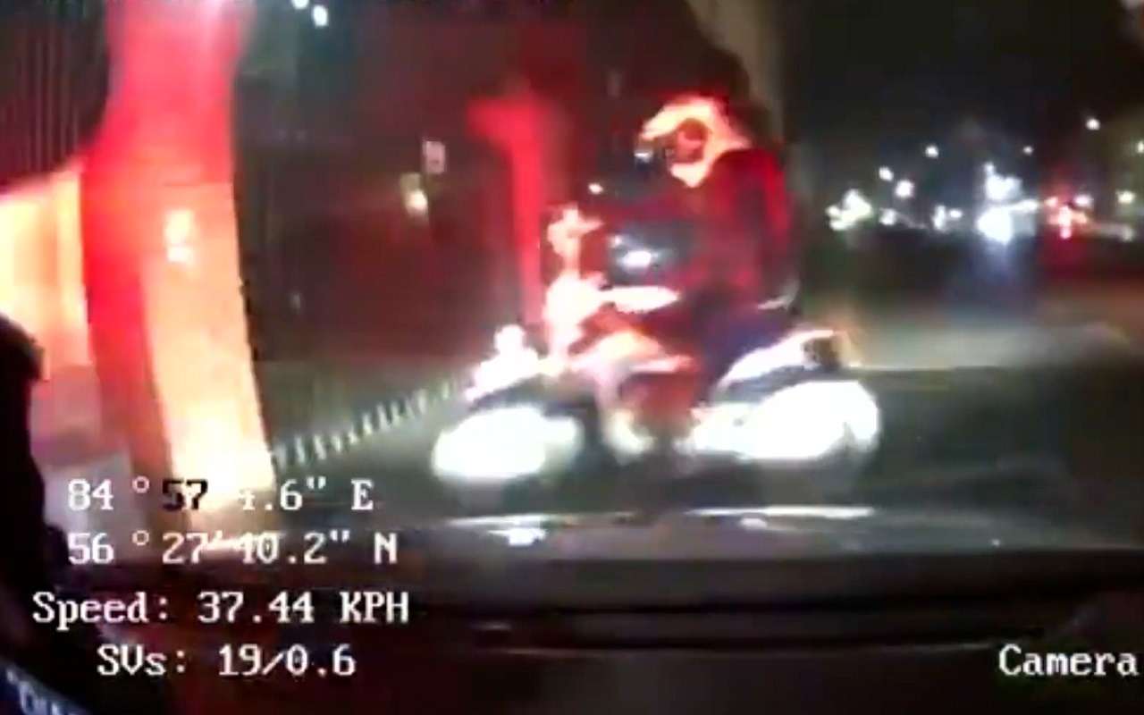 Пьяный мотоциклист выехал на тротуар с пешеходами (видео)
