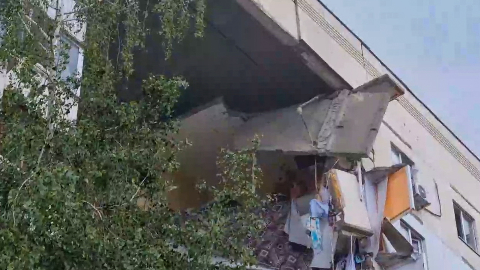В Белгороде у рухнувшей многоэтажки обвалилась крыша