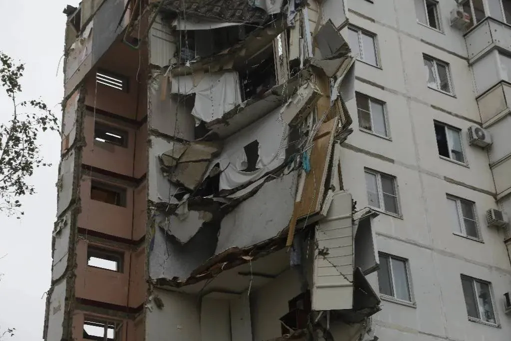 Белгородец попал под обрушение крыши, но продолжил спасать людей, несмотря на раны